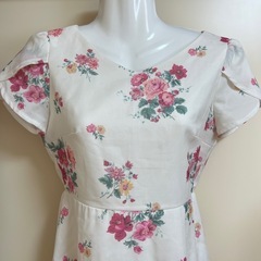 【美品】ホワイト花柄ワンピースの画像