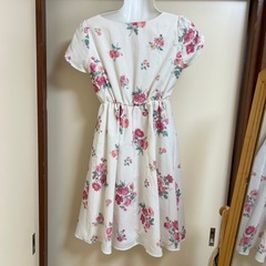 【美品】ホワイト花柄ワンピースの画像