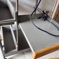 引き出し付き棚の画像