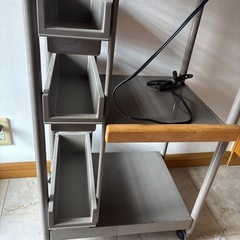引き出し付き棚の画像
