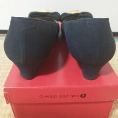 CHARLES JOURDAN Paris ローヒールパンプスの画像