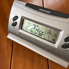 アデッソデジタル電波時計の画像