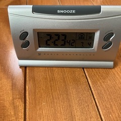 アデッソデジタル電波時計の画像