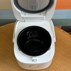 店頭引渡し 中古 TOSHIBA IH炊飯ジャー RC-5E2X 炊飯器 の画像