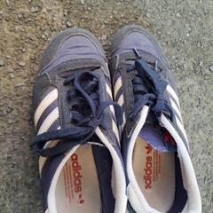adidas　スニーカーの画像