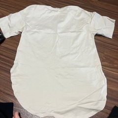 GUベージュ Tシャツ スリット入りMの画像