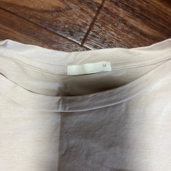 GUベージュ Tシャツ スリット入りMの画像