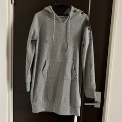 新品タグ付きロングパーカー