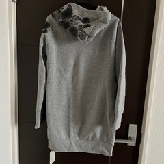 新品タグ付きロングパーカーの画像