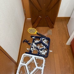 【無料】折りたたみテーブル・洗濯ハンガー・電撃ラケット まとめて差し上げます