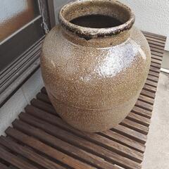 大きい古い壺  ベージュの画像