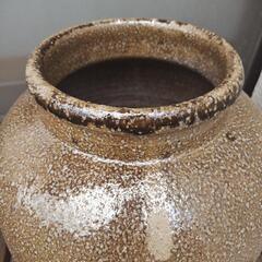 大きい古い壺  ベージュの画像