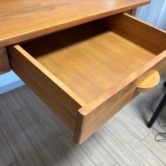 引き出し付きデスクの画像