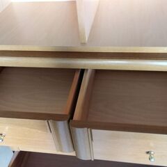 扉付き茶色タンスの画像