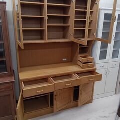リユースのサカイ栃木店★ジモティ割あり★  食器棚 ベージュ W135×D56×H200 クリーニング済み TC9541の画像
