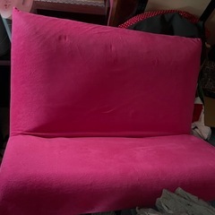 ピンクのソファの画像