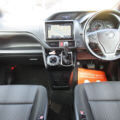 トヨタ　ヴォクシー　ＺＳ★1年保証★ロードサービス付　セーフティセンス　７人乗　純正９型ナビ　地デジ　バックカメラ　Ｂｌｕｅｔｏｏｔｈ　左側パワースライド　クルコン　ＥＴＣ　スマートキー　アイストップ　オートライト　ＬＥＤヘッド　純正１６ＡＷの画像