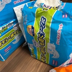 7／31までお値下げ！未開封、開封済み　介護用　紙おむつ(Mサイズ)とパッドのセットの画像