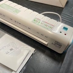 ☆中古￥1,000！【A4ラミネーター】　幅32.5㎝ｘ奥行8.2㎝ｘ高さ7.9cm　【IG010】の画像