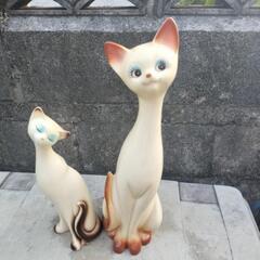 寄り添う猫の親子置物の画像