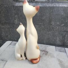 寄り添う猫の親子置物の画像