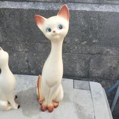 寄り添う猫の親子置物の画像
