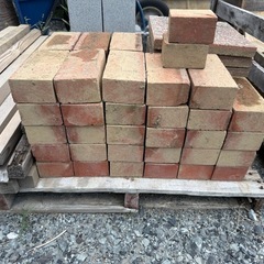 レンガ　　平板コンクリート　　1個50円
の画像