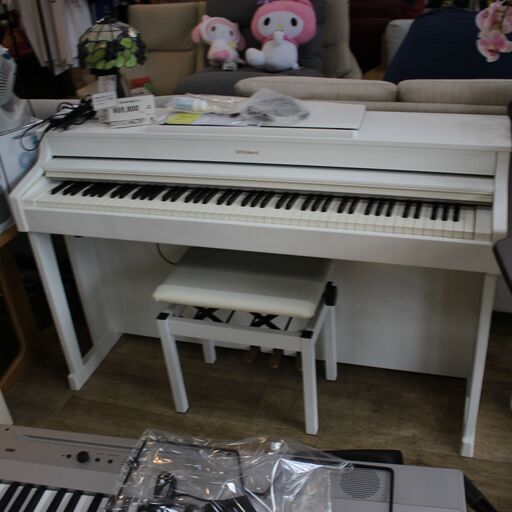 【川崎市宮前区リサイクルオフ】　値下げしました！！ローランド 電子ピアノHP 603　白　椅子等付属付き　2017年
