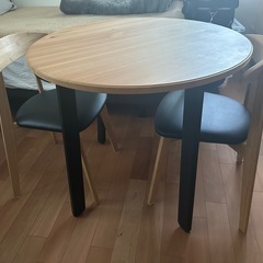 ほぼ未使用のダイニングセットの画像