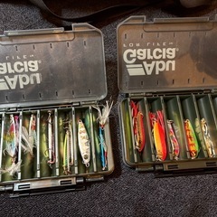 釣り道具セット（リール4点＋ルアー複数＋防水バッグ 他）の画像