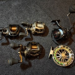 釣り道具セット（リール4点＋ルアー複数＋防水バッグ 他）の画像