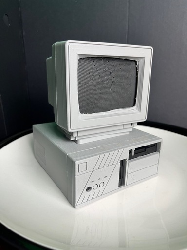 レトロなデスクトップパソコンのミニチュア