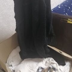 もこもこのクッションと洋服の画像