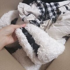 もこもこのクッションと洋服の画像