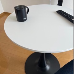 【短期使用】丸型ダイニングテーブル/ブラック×ホワイトの画像