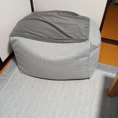 体にフィットするビーズソファの画像