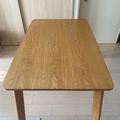 ダイニングテーブルの画像