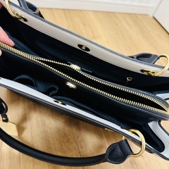 『最終値下げ』& chouetteのブラック×ホワイト、合成皮革ハンドバッグの画像