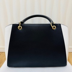 『最終値下げ』& chouetteのブラック×ホワイト、合成皮革ハンドバッグの画像