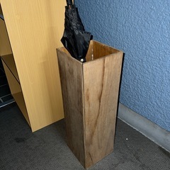 木の棚と傘立ての画像
