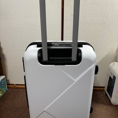 新品未使用　ホワイト　キャリーケース、スーツケースの画像