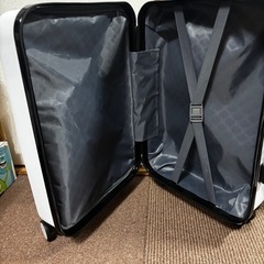 新品未使用　ホワイト　キャリーケース、スーツケースの画像