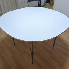 白いテーブル　FRITZ HANSEN