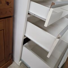 J9985【リユースのサカイ柏店】食器棚　上置き付き　ホワイト　クリーニング済みの画像
