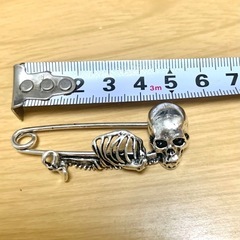 ★ ドクロ ガイコツ 骸骨 安全ピン シルバー 新品 未使用 ★の画像