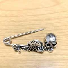 ★ ドクロ ガイコツ 骸骨 安全ピン シルバー 新品 未使用 ★の画像