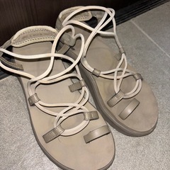 gu ジーユー ソフトアーチ エアリー スポーツサンダル Sサイズの画像