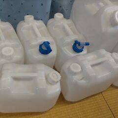 水用ポリタンク 9個セットで 120リットル分の画像