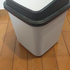 蓋付きゴミ箱の画像