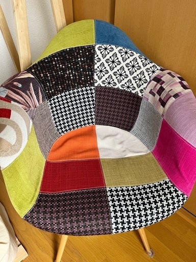 パッチワークチェア　アームチェア　ダイニングチェア　デザイナーズチェア　ジェネリック家具　木脚　カラフル　オフィス　リビング　イス　椅子　チェア　インテリア